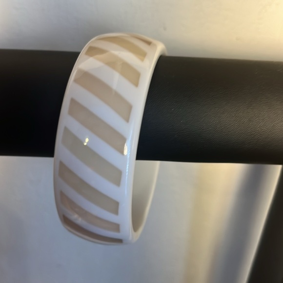 Vintage bangle w faux mother of pearl stripes - Picture 2 of 6